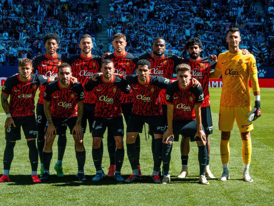 Brankár Dominik Greif (vpravo) so spoluhráčmi z RCD Mallorca pred zápasom proti Espanyol Barcelona v 8. kole La Ligy.