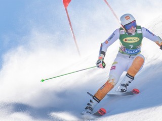 Petra Vlhová počas obrovského slalomu v stredisku Sölden.