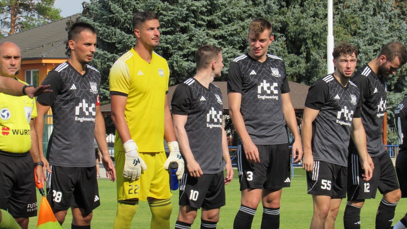 Boleráz v plnej paráde - (zľava) kapitán Tomáš Hlavna, brankár Ľuboš Kamenár, Oliver Jasno, Boris Juhás, Adam Konečný a Ivan Hladík.