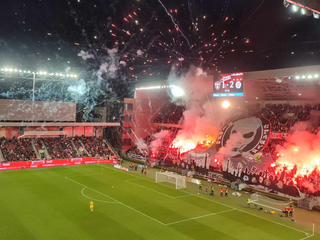 Ohňostroj fanúšikov v zápase Spartak Trnava - Slovan Bratislava.