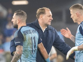 Tréner Slovana Vladimír Weiss st. s Jurajom Kuckom a Tigranom Barseghjanom.