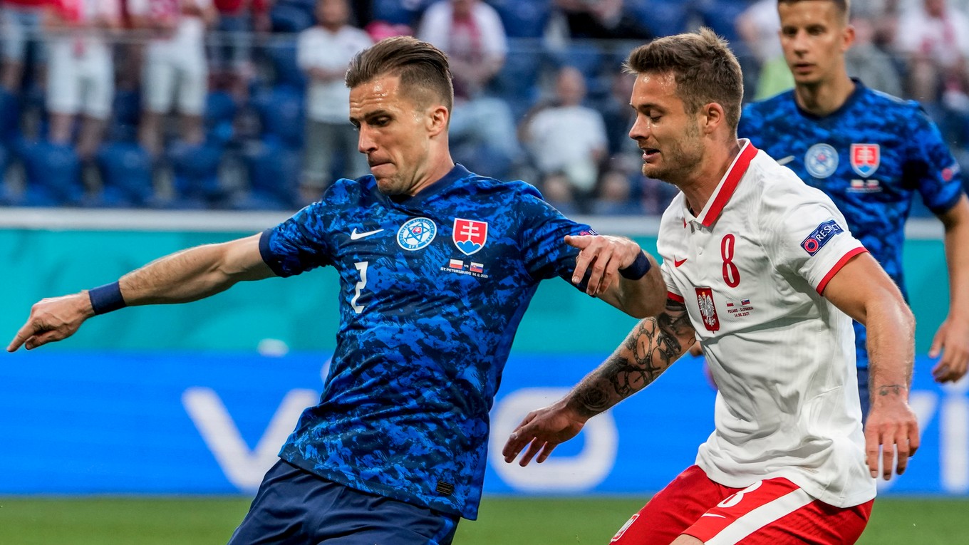 Peter Pekarík (vľavo) v zápase Slovensko - Poľsko na ME vo futbale (EURO 2020 / 2021).