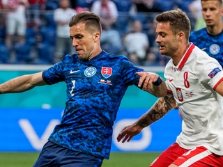 Peter Pekarík (vľavo) v zápase Slovensko - Poľsko na ME vo futbale (EURO 2020 / 2021).