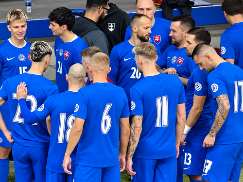 Slovenskí futbalisti v tímovej porade.png