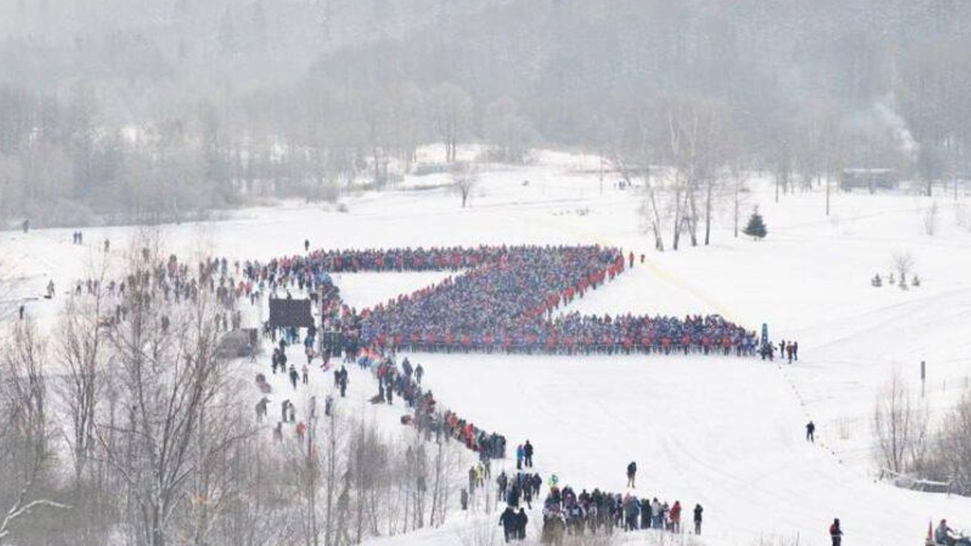 Tisíce bežcov vytvorili na štarte pretekov písmeno Z na podporu vojny na Ukrajine. 