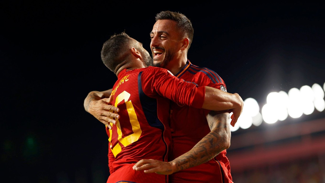 Španielski futbalisti Joselu (vpravo) a Dani Carvajal sa tešia z gólu.