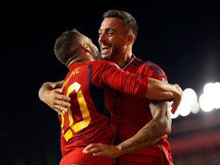 Španielski futbalisti Joselu (vpravo) a Dani Carvajal sa tešia z gólu.