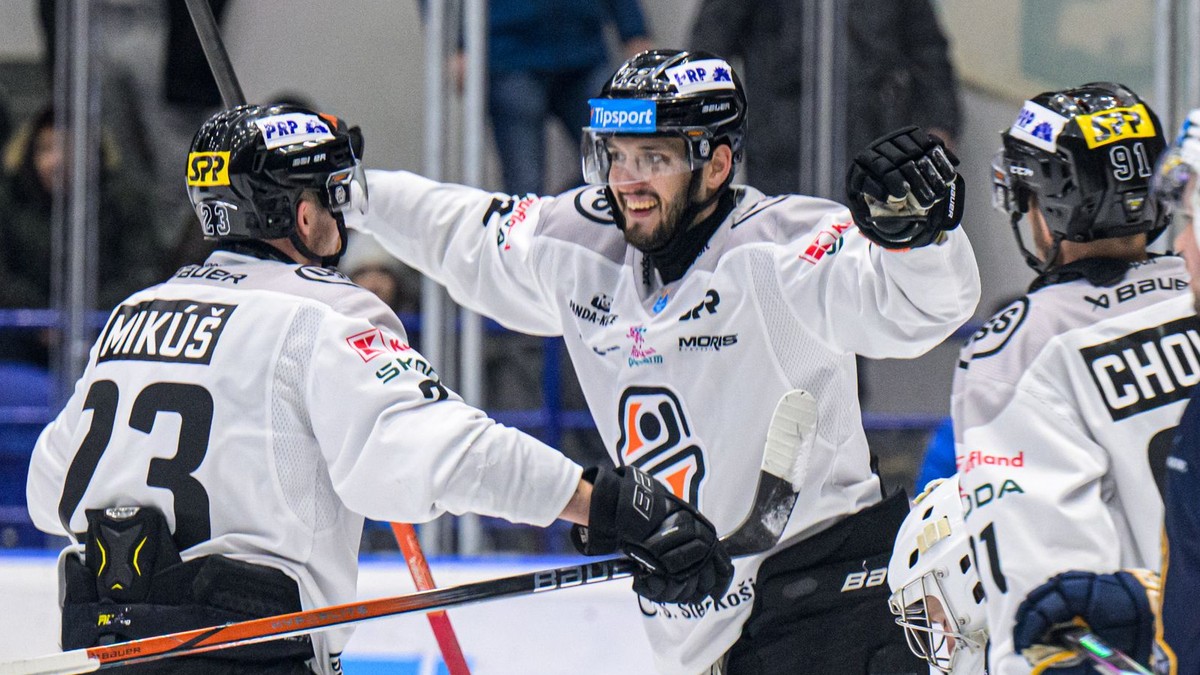 Hokejisti Košíc sa tešia z gólu.