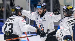 Hokejisti Košíc sa tešia z gólu.