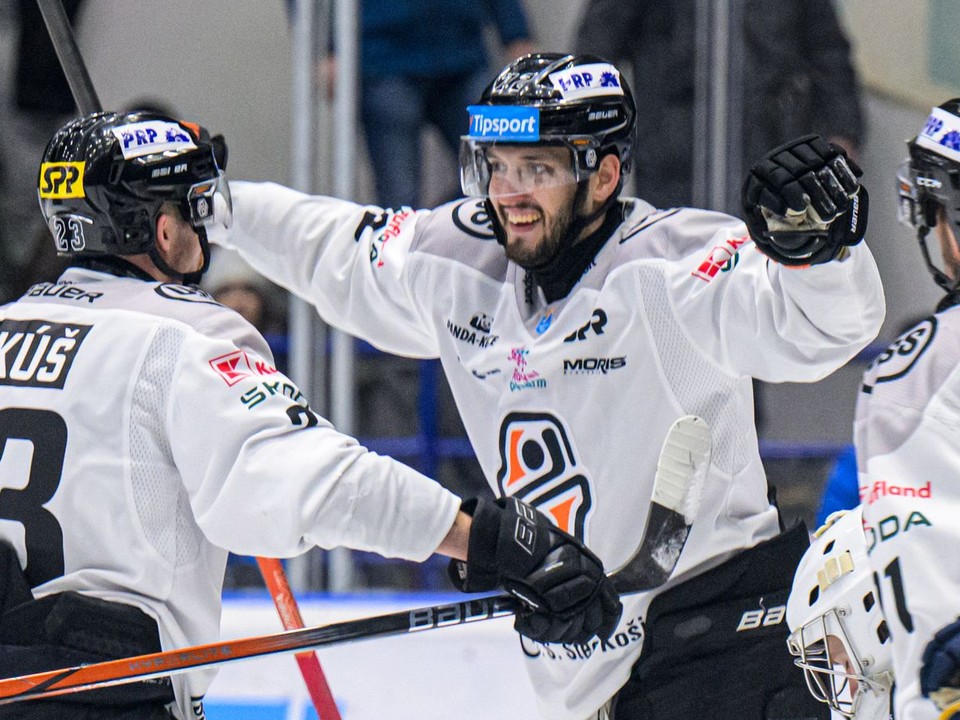 Hokejisti Košíc sa tešia z gólu.