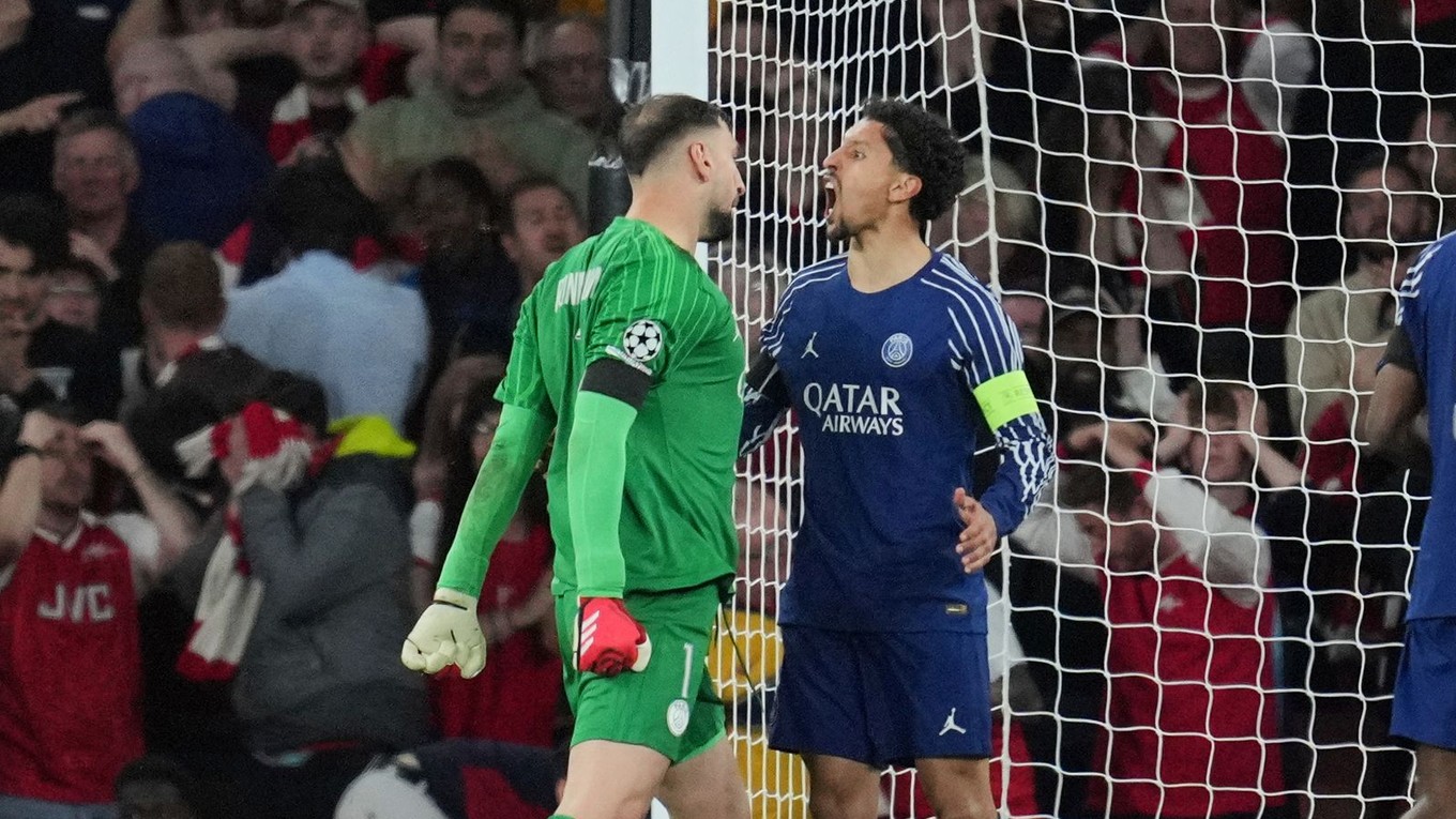 Brankár Gianluigi Donnarumma a Marquinhos v zápase Arsenal FC - Paríž St. Germain v prvom semifinále Ligy majstrov.