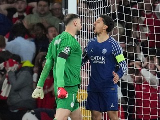 Brankár Gianluigi Donnarumma a Marquinhos v zápase Arsenal FC - Paríž St. Germain v prvom semifinále Ligy majstrov.