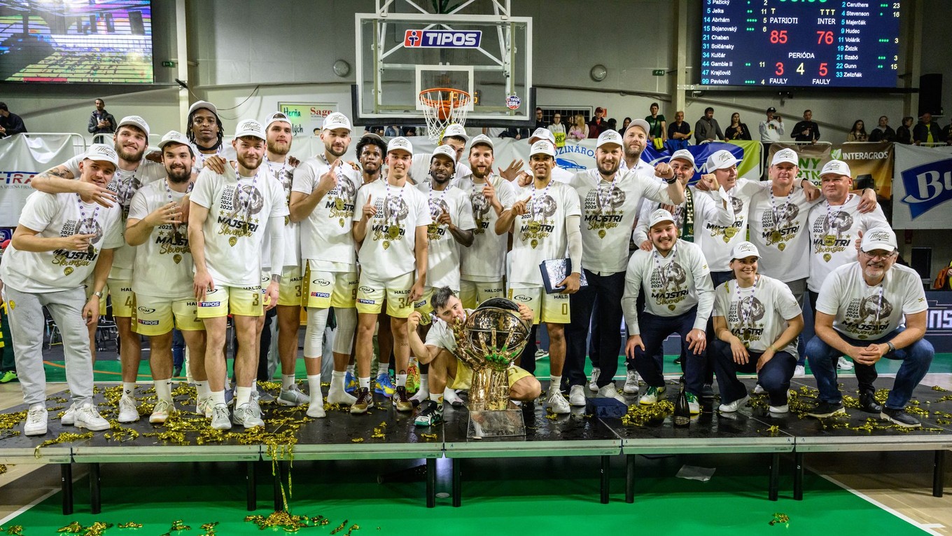 Basketbalisti Patriotov Levice oslavujú majstrovský titul po piatom zápase finále play off Tipos SBL v basketbale mužov medzi Patrioti Levice a Inter Bratislava.