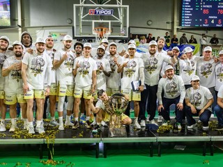 Basketbalisti Patriotov Levice oslavujú majstrovský titul po piatom zápase finále play off Tipos SBL v basketbale mužov medzi Patrioti Levice a Inter Bratislava.