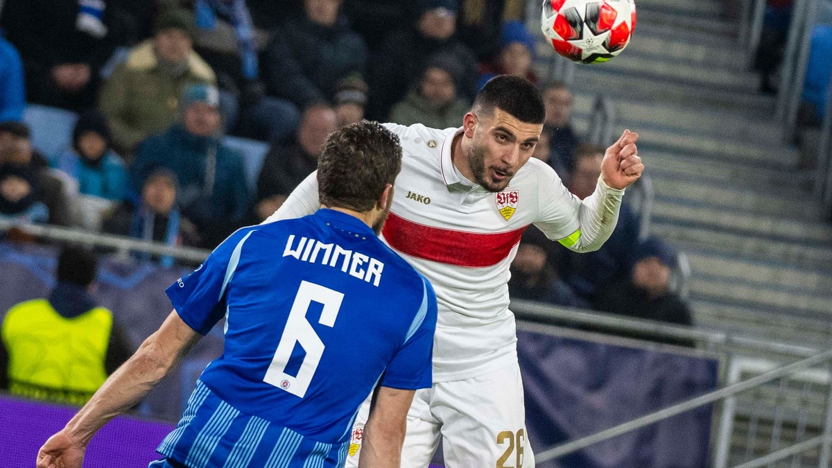 Zľava Kevin Wimmer (Slovan) a Deniz Undav (Stuttgart) v zápase ŠK Slovan Bratislava - VfB Stuttgart.