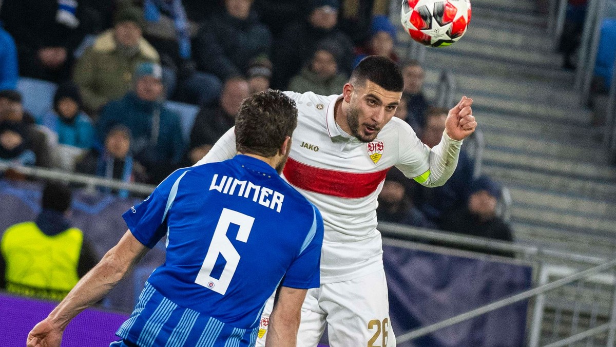 Zľava Kevin Wimmer (Slovan) a Deniz Undav (Stuttgart) v zápase ŠK Slovan Bratislava - VfB Stuttgart.