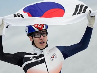 Juhokórejčan Hwang Daeheon oslavuje víťazstvo v pretekoch na 1500 m.