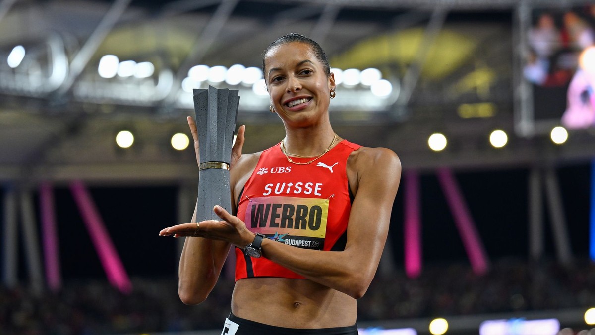 Švajčiarska bežkyňa Audrey Werrová s trofejou na Ultimátnych MS v atletike 2026.