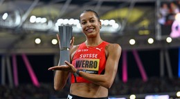Švajčiarska bežkyňa Audrey Werrová s trofejou na Ultimátnych MS v atletike 2026.