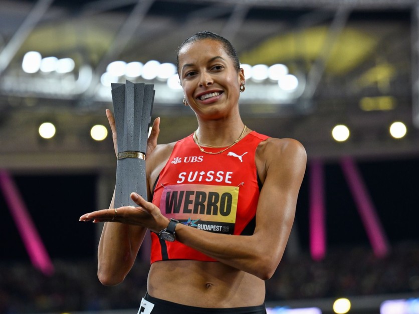 Švajčiarska bežkyňa Audrey Werrová s trofejou na Ultimátnych MS v atletike 2026.