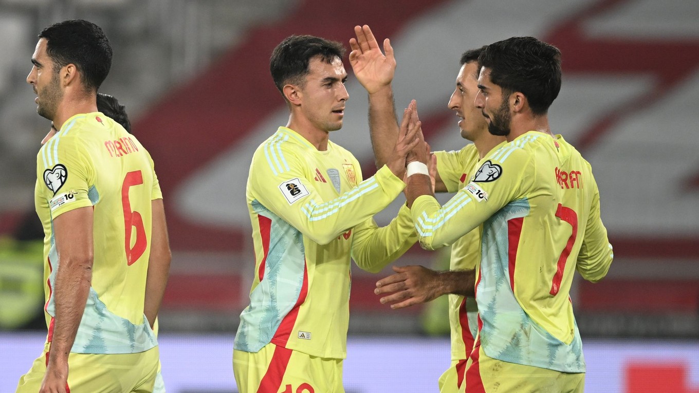 Hráči Španielska oslavujú gól v sieti Gruzínska.