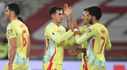 Hráči Španielska oslavujú gól v sieti Gruzínska.