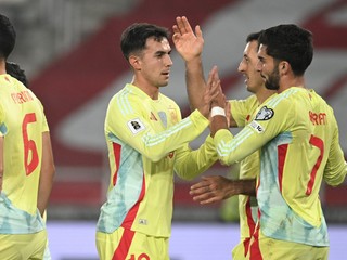 Hráči Španielska oslavujú gól v sieti Gruzínska.