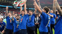 Futbalisti Talianska po triumfe na EURO 2020.