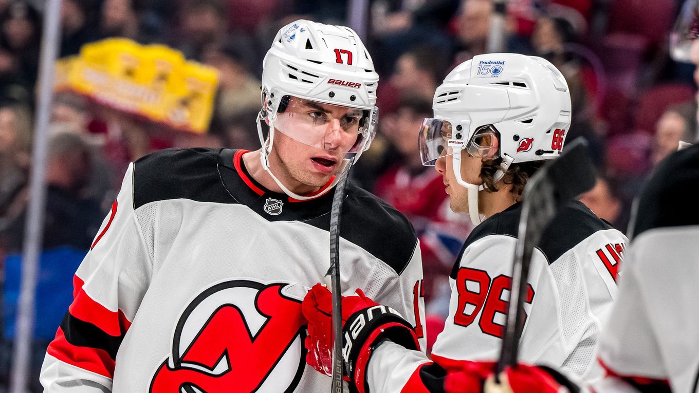 Šimon Nemec (vľavo) diskutuje so spoluhráčom Jackom Hughesom.