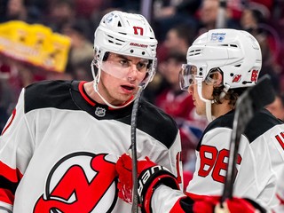 Šimon Nemec (vľavo) diskutuje so spoluhráčom Jackom Hughesom. 