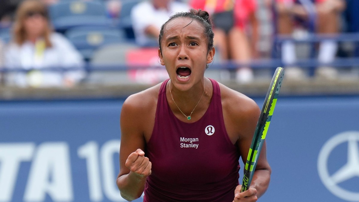Leylah Fernandezová v zápase s Mirrou Andrejevovou na turnaji WTA v Toronte 2026.