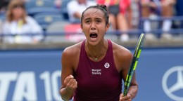 Leylah Fernandezová v zápase s Mirrou Andrejevovou na turnaji WTA v Toronte 2026.