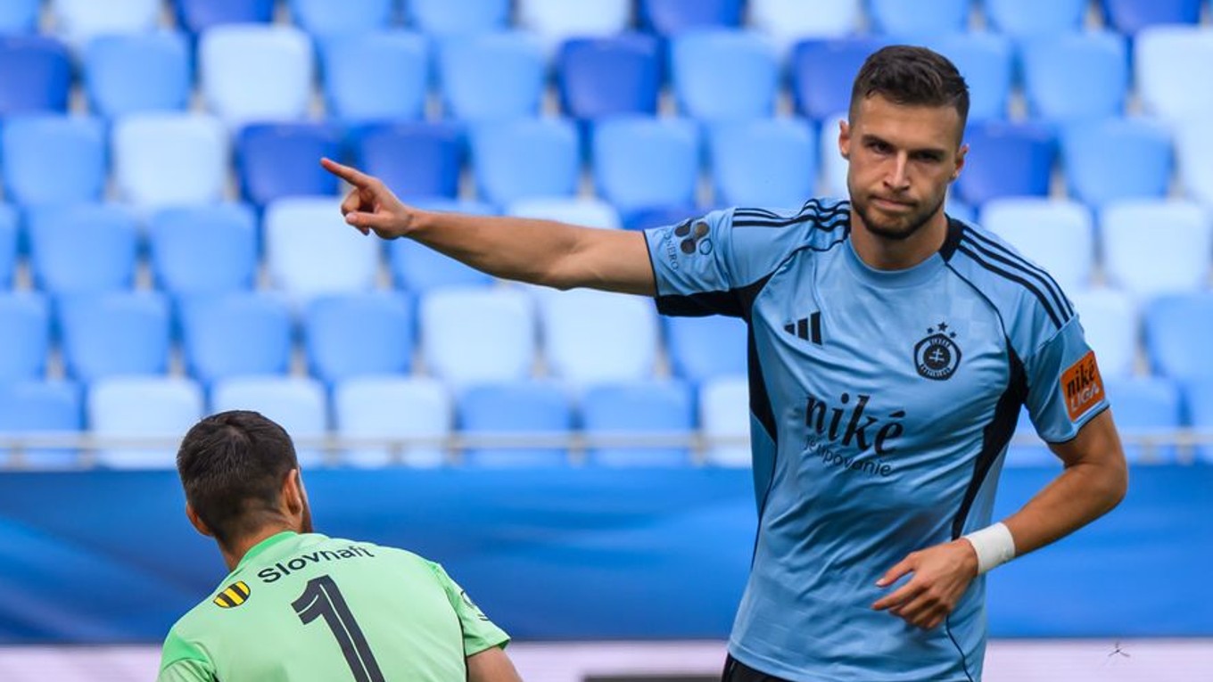 Mikola Kucharevič strieľa gól do siete Košíc.