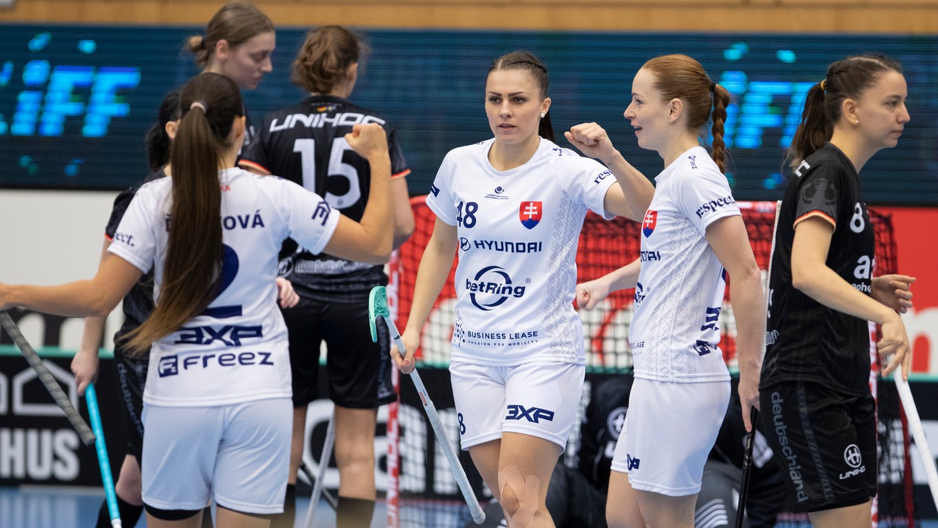 Slovenské reprezentantky sa tešia po strelenom góle na MS vo florbale žien 2021.