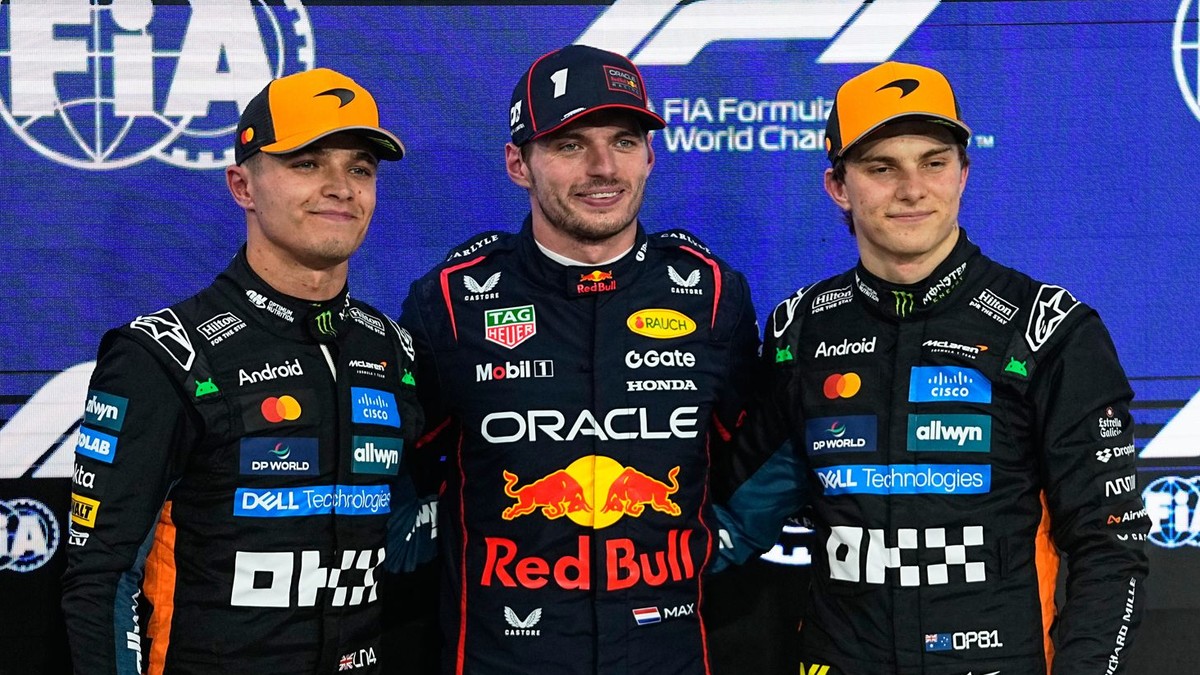 Zľava Lando Norris, Max Verstappen a Oscar Piastri pred záverečnou Veľkou cenou v Abú Zabí.

