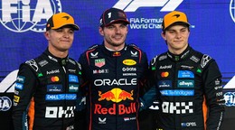 Zľava Lando Norris, Max Verstappen a Oscar Piastri pred záverečnou Veľkou cenou v Abú Zabí.

