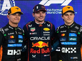 Zľava Lando Norris, Max Verstappen a Oscar Piastri pred záverečnou Veľkou cenou v Abú Zabí.
