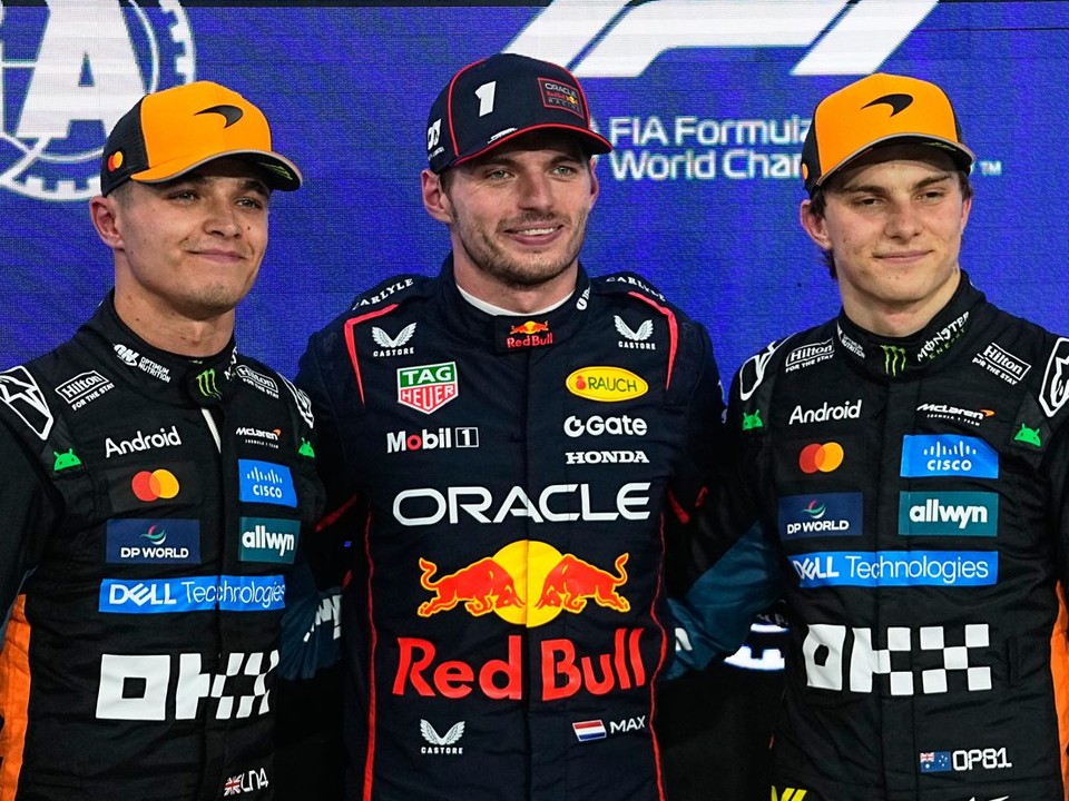 Zľava Lando Norris, Max Verstappen a Oscar Piastri pred záverečnou Veľkou cenou v Abú Zabí.
