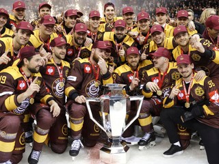 HC Genéve-Servette pózujú s trofejou pre víťaza hokejovej Ligy Majstrov.