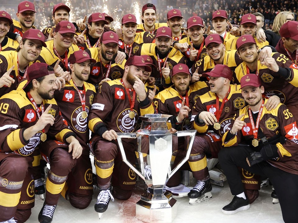 HC Genéve-Servette pózujú s trofejou pre víťaza hokejovej Ligy Majstrov.