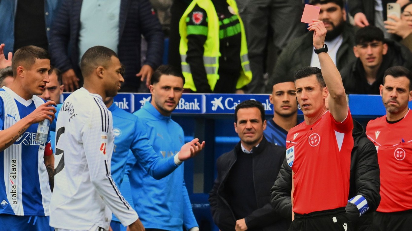 Kylian Mbappé (Real) inkasuje červenú kartu v zápase 31. kola La Ligy Deportivo Alaves - Real Madrid.