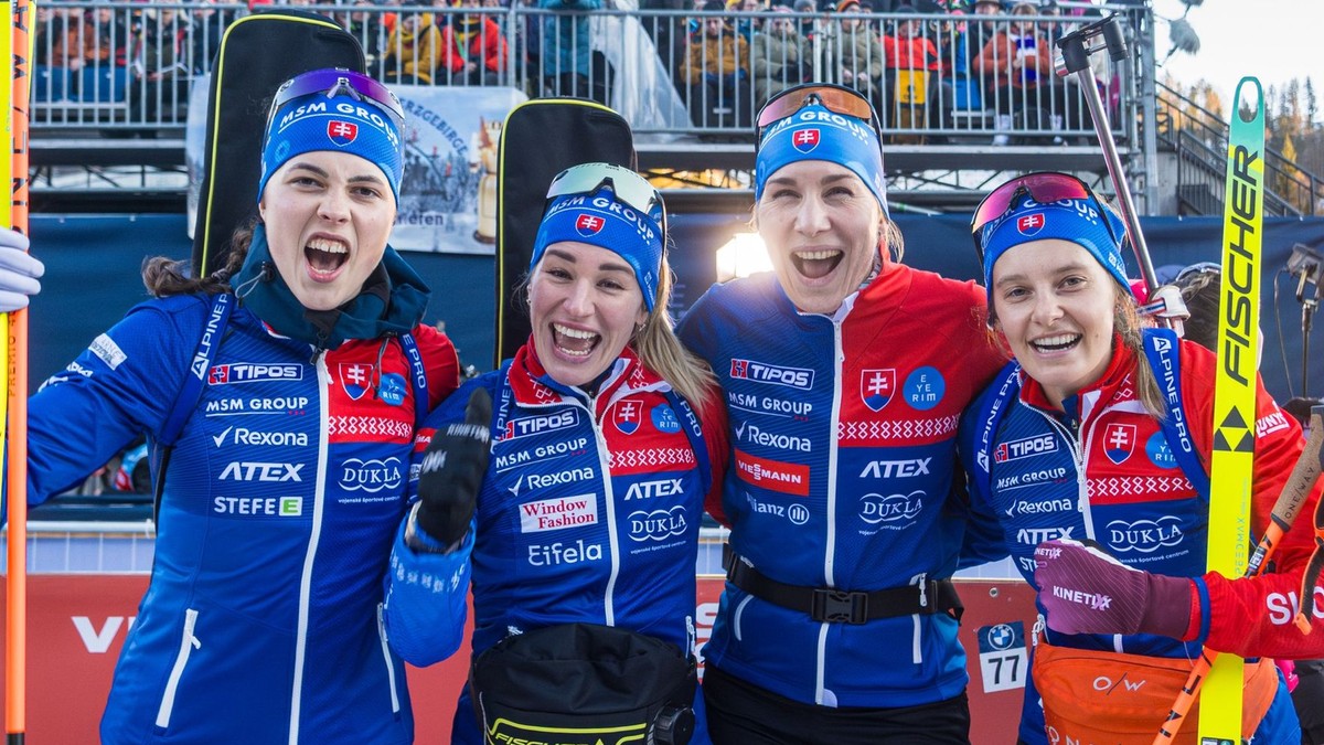 Emma Kapustová, Paulína Bátovská Fialková, Anastasia Kuzminová a Mária Remeňová po štafete v Hochfilzene 2025.