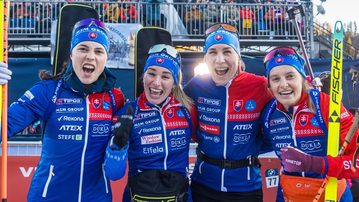 Emma Kapustová, Paulína Bátovská Fialková, Anastasia Kuzminová a Mária Remeňová po štafete v Hochfilzene 2025.