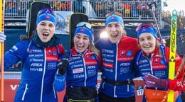 Emma Kapustová, Paulína Bátovská Fialková, Anastasia Kuzminová a Mária Remeňová po štafete v Hochfilzene 2025.