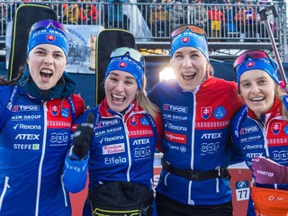 Emma Kapustová, Paulína Bátovská Fialková, Anastasia Kuzminová a Mária Remeňová po štafete v Hochfilzene 2025.