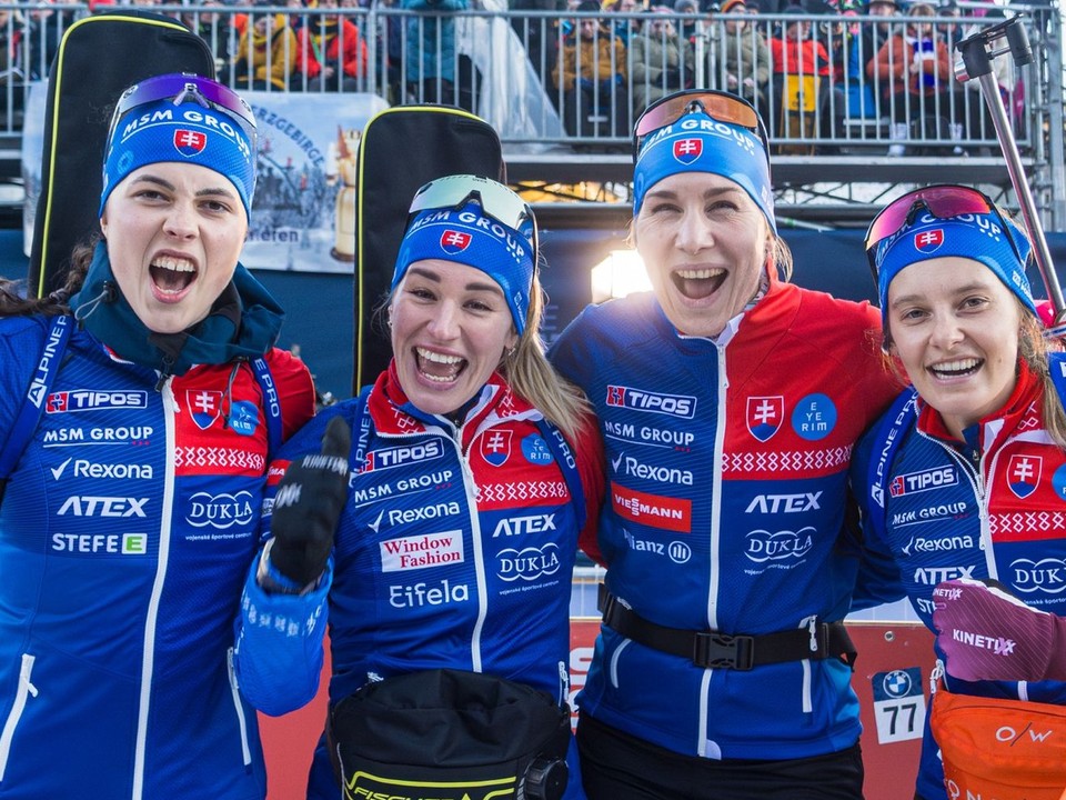 Emma Kapustová, Paulína Bátovská Fialková, Anastasia Kuzminová a Mária Remeňová po štafete v Hochfilzene 2025.