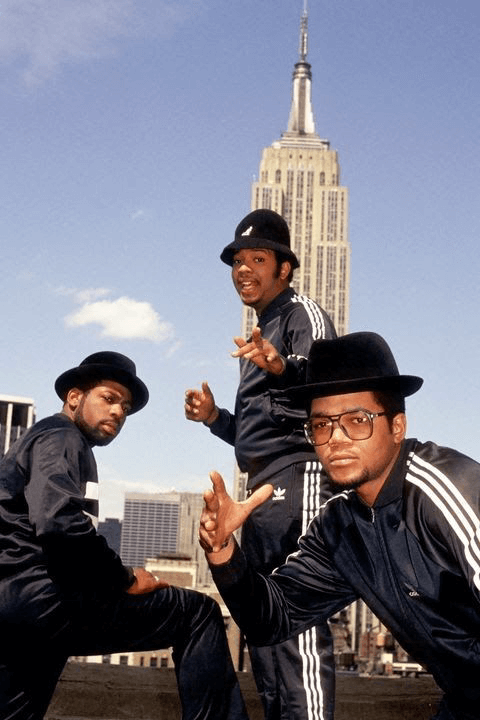(Hip-hopové trio Run-D.M.C. v teplákových súpravách. Práve popkultúra sa zaslúžila o rast popularity tohto druhu oblečenia na prelome 80. a 90. rokov)