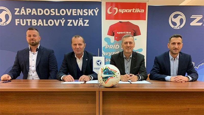 Podpis zmluvy so Západoslovenským futbalovým zväzom (ZsFZ), Nitra, december 2020. Stali sme sa partnerom žiackych súťaží. Roman Markech druhý sprava.