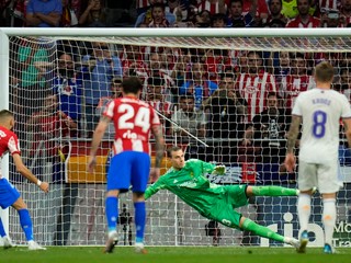 Yannick Carrasco strieľa gól v zápase proti Realu Madrid.