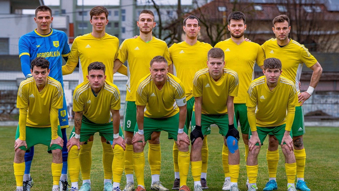 TJ Družstevník Veľké Ludince pred zápasom v Nových Zámkoch, kde sa body delili po remíze 2:2.